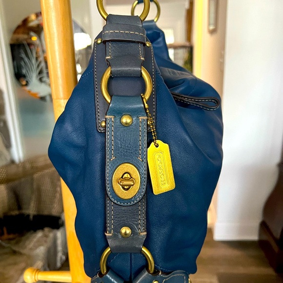 RARE! COACH LARGE BLUE LEATHER CARLY W/ COACH HEART KEY FOB EXCELLENT #10616. - Picture 5 of 13